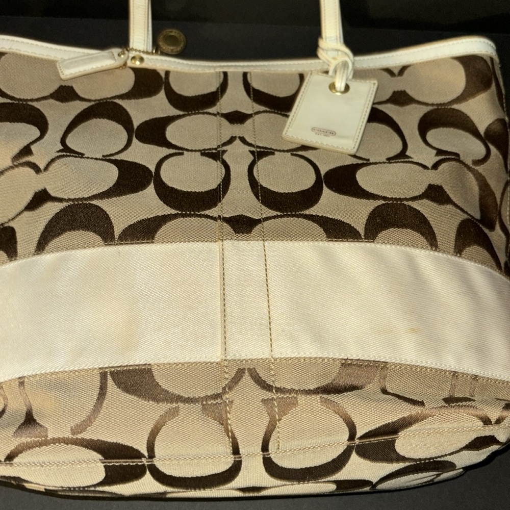 Beautiful Coach handbag - Picture 4 of 7